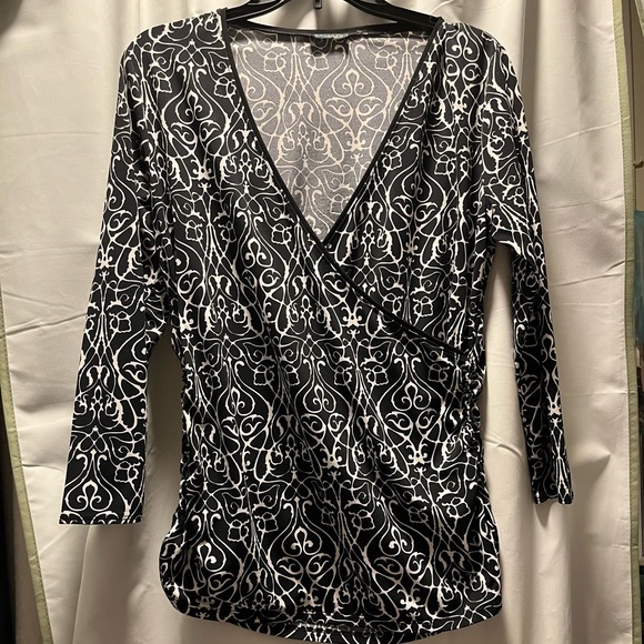 Tahari Black and White Mock Wrap top. Sz XL - Picture 1 of 4